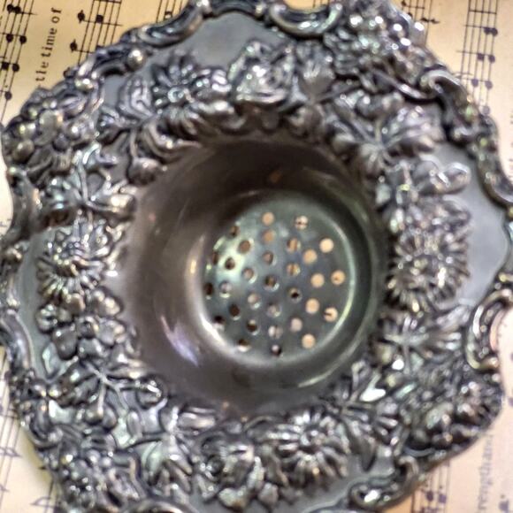 Antique Godinger Silver Plate Floral Art Nouveau Tea Strainer Old Bouquet Design - Picture 4 of 7